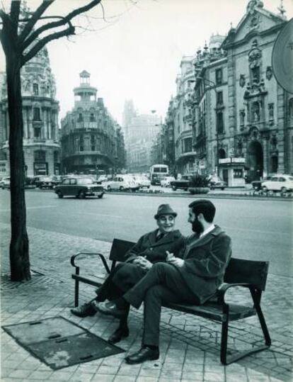 El escritor Francisco Ayala y el periodista Miguel Fern&aacute;ndez-Braso, en un banco en la calle Alcal&aacute;, de Madrid, en 1970.