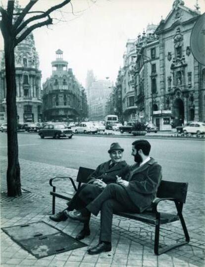 El escritor Francisco Ayala y el periodista Miguel Fernández-Braso, en un banco en la calle Alcalá, de Madrid, en 1970.