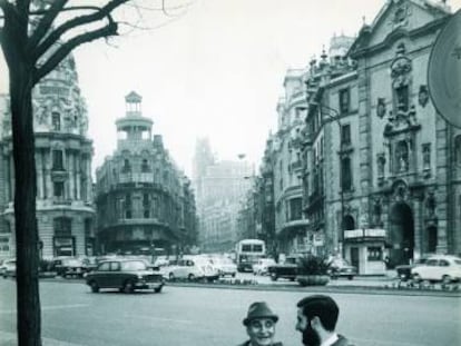 El escritor Francisco Ayala y el periodista Miguel Fern&aacute;ndez-Braso, en un banco en la calle Alcal&aacute;, de Madrid, en 1970.