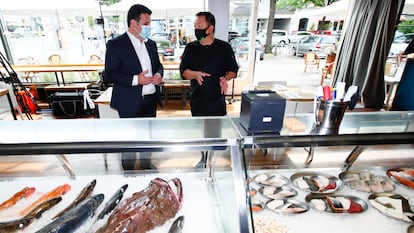 O ministro alemão do Trabalho, Hubertus Heil, durante uma visita a um restaurante de Berlim na semana passada.