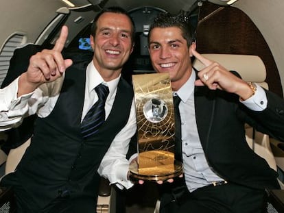 Jorge Mendes, con Cristiano Ronaldo tras recibir el &uacute;ltimo trofeo de la FIFA.