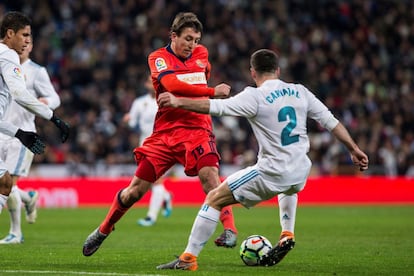 El centrocampista de la Real Sociedad, Mikel Oyarzabal (i), intenta superar al defensa del Real Madrid, Dani Carvaja.