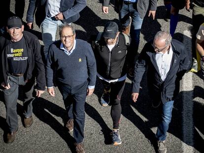 Quim Torra camina junto a Ibarretxe en la columna de la marcha independentista de Girona, a la altura de Caldes de Malavella.