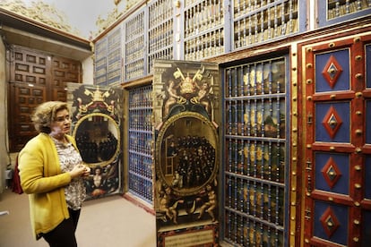 La directora de la biblioteca de Salamanca, Margarita Becedas, en la sala de manuscritos, con los armarios decorados en sus puertas con dibujos que recrean cómo se impartían las clases en el siglo XVII.