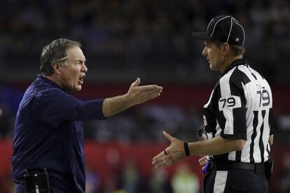 El entrenador de los New England Patriots, Bill Belichick, se queja al jefe de línea Kent Payne (79), durante la primera mitad del partido. 