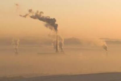 Actualmente, una planta típica de carbón estadounidense emite alrededor de 820 kilogramos de dióxido de carbono por hora. EFE/Archivo