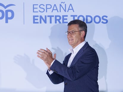 El líder del Partido Popular, Alberto Núñez Feijóo, celebra la victoria del partido en la sede nacional del PP.