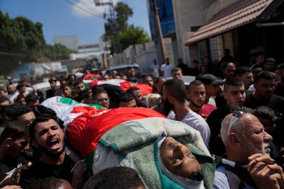 Allegados participan en el funeral de cuatro palestinos que murieron durante una operación militar israelí en el campo de refugiados Faraa, este jueves.