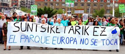 Vecinos de Santutxu, Txurdinaga y Otxarkoaga manifestándose frente al ayuntamiento de Bilbao en contra de los conciertos de Aste Nagusia en el parque Europa. 