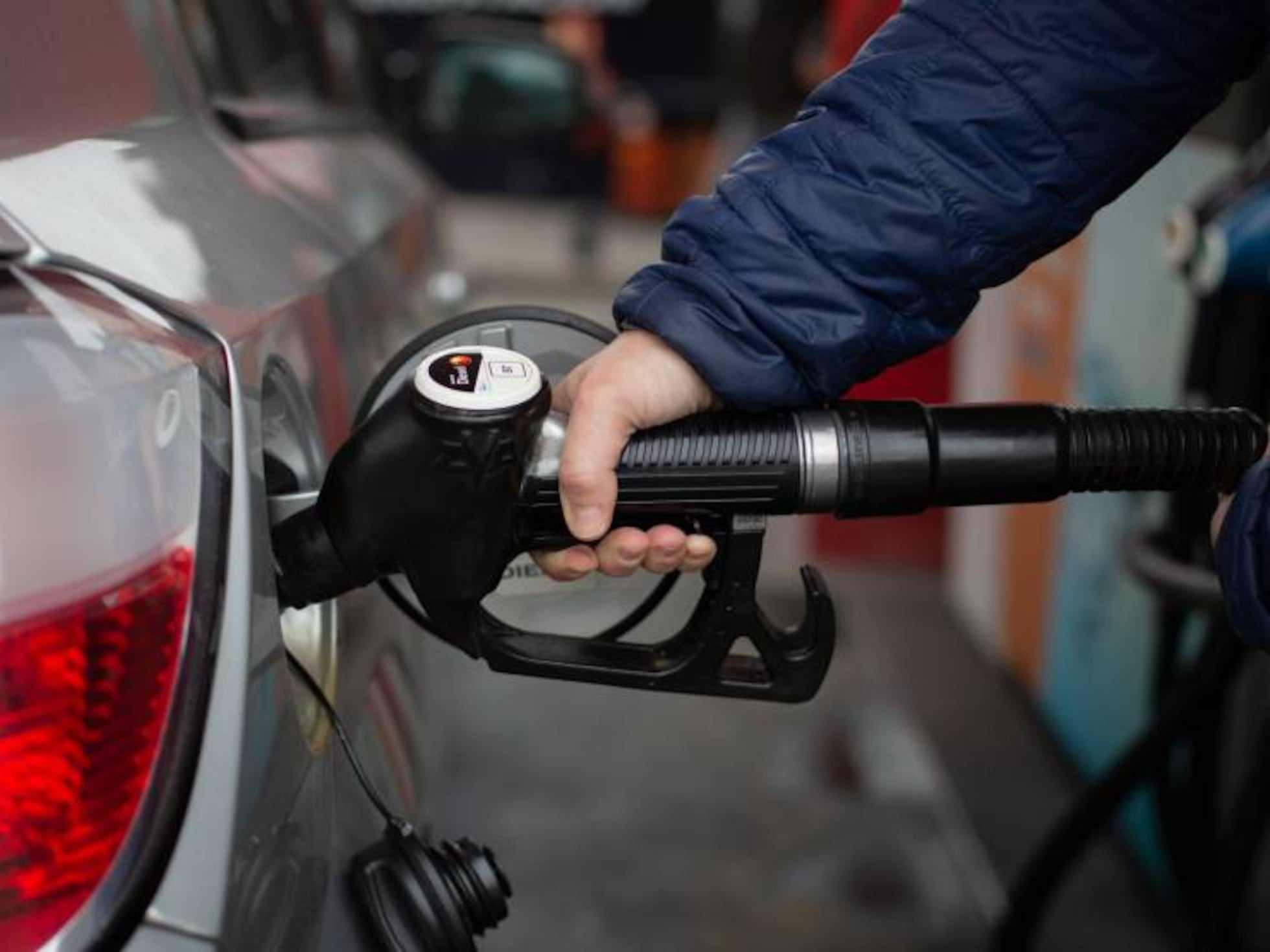 El petróleo cae de 100 dólares y el gas se abarata más del 10% | Mercados Financieros | Cinco Días