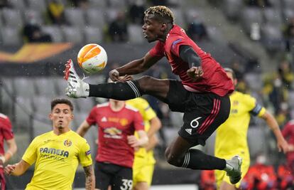 Pogba salta para controlar un balón.