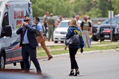 Varios miembros de los distintos cuerpos de seguridad, incluido el FBI, acudieron a la escuela primaria Robb tras el aviso del tiroteo.