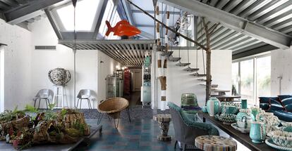 Salón de la personalísima vivienda de Paola Navone en Milán. Coronado por un pez rojo de cerámica, adquirido en Liguria, y con colecciones de cerámica de la dinastía Liao.
