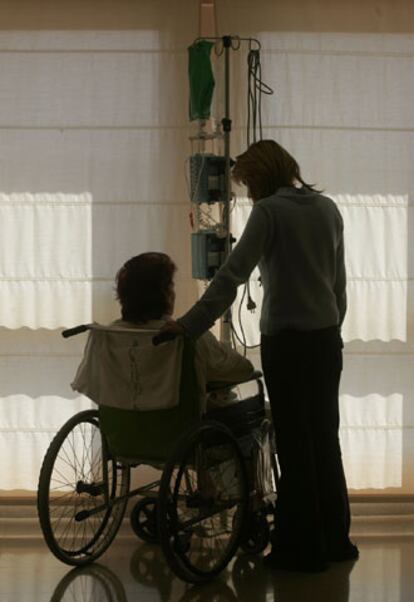 Una enferma terminal, con su hija, en la unidad de paliativos del hospital Duran i Reynals de Bellvitge.
