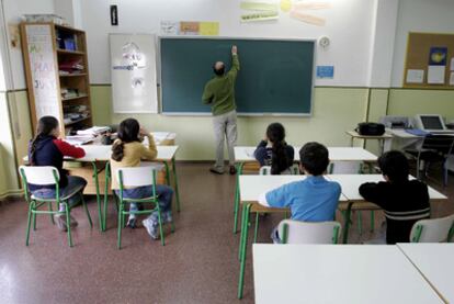 Un profesor da clase en un colegio de Vitoria.