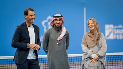 Rafa Nadal posa con el príncipe Abdulaziz bin Turki al Said y la presidente de la federación saudí, Arij Mutabagani, durante su visita a Riad en diciembre.