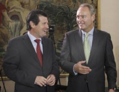 El presidente de la Generalitat, Alberto Fabra (d), junto a su vicepresidente y portavoz, José Ciscar, momentos antes de intervenir, el segundo, en el Forum Europa Tribuna Mediterránea.