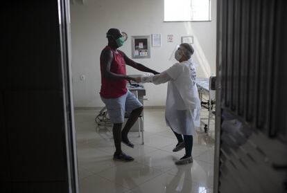 La fisioterapeuta Mónica Cirne, realiza unos ejercicios a un enfermo de coronavirus, en el Instituto Movimiento y Vida en Río de Janeiro (Brasil). El país registró 231 nuevos decesos por coronavirus en las últimas 24 horas, con lo que el total de muertes acumuladas por la pandemia se sitúa en 162.628, informó este lunes el Ministerio de Salud.