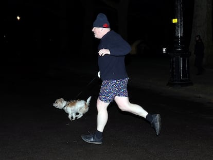 Boris Johnson corre este lunes por la mañana, con su perro Dylin, en el parque de St. James, en Londres