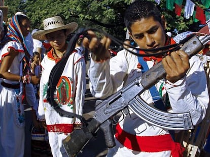 Un joven desfila en el aniversario de las autodefensas en Michoacán