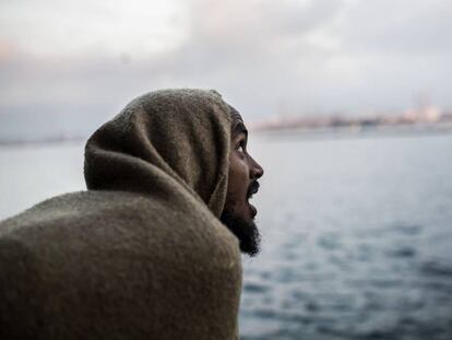 Un inmigrante en el puerto de Algeciras tras haber sido rescatado en el Mediterráneo Central.
