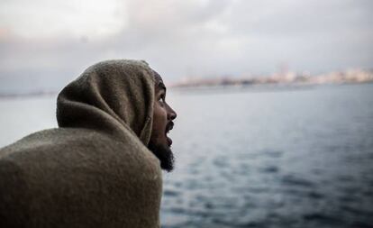 Un inmigrante en el puerto de Algeciras tras haber sido rescatado en el Mediterráneo Central.