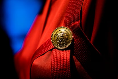 Uno de los símbolos icónicos de Versace es la cabeza de Medusa, que aparece en sus diseños en detalles como un botón. Gianni Versace fue el responsable de escoger este logo para la firma que fundó en 1978.