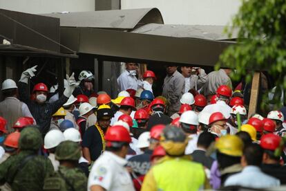 Paramédicos auxilian en el desalojo del personal del edificio de Pemex afectado por el estallido.