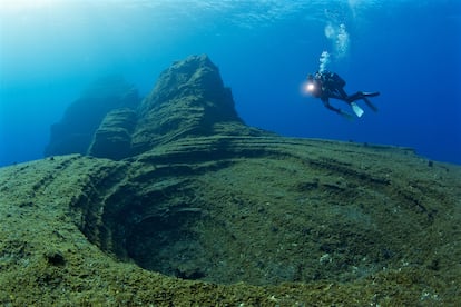 Divers in El Bajón, located in the Mar de las Calmas reserve of El Hierro.