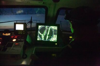 La patrullera del Servicio de Vigilancia Aduanera utiliza un radar para localizar a las embarcaciones. Para observar con detalle, su alcance suele calibrarse a unas tres millas de distancia.