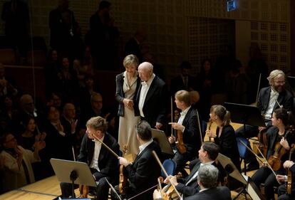 Bernard Haitink, del brazo de su mujer, Patricia, durante los aplausos finales de su concierto de despedida.