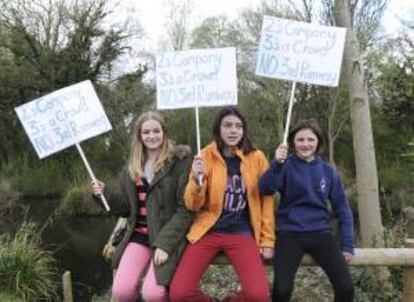 Centenares de activistas aprovecharon la intervención del alcalde de la capital británica, el conservador Boris Johnson, en un mitin celebrado en Barnes, al suroeste de Londres, para oponerse a la idea de construir una tercera pista de aterrizaje en ese aeródromo.