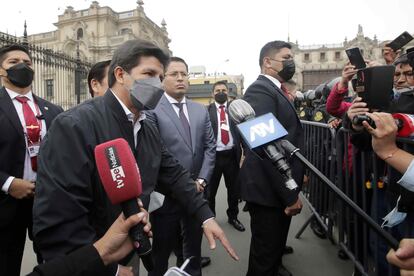 El presidente Pedro Castillo habla a la prensa tras el interrogatorio de más de tres horas por un caso de corrupción en su contra.