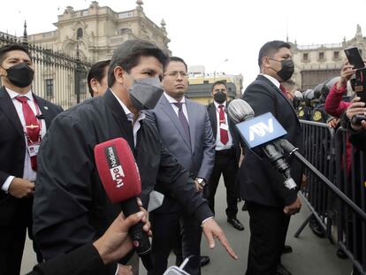 El presidente Pedro Castillo habla a la prensa tras el interrogatorio de más de tres horas por un caso de corrupción en su contra.