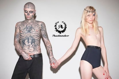 Aquí, en la campaña de primavera/verano de agosto 2012 de Auslander junto a la modelo Andreja Pejic.