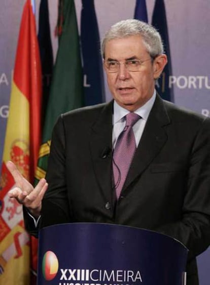 Touriño inteviene ante la prensa en la cumbre hispano lusa de Braga.