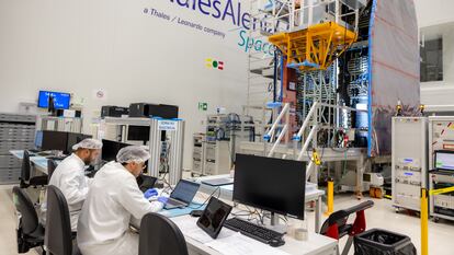 Sala limpia de Thales Alenia Space España, donde se instala el módulo de comunicaciones al satélite SpainSat NG II. Imagen cedida por la compañía