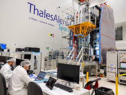Sala limpia de Thales Alenia Space España, donde se instala el módulo de comunicaciones al satélite SpainSat NG II. Imagen cedida por la compañía