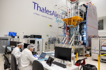 Sala limpia de Thales Alenia Space España, donde se instala el módulo de comunicaciones al satélite SpainSat NG II. Imagen cedida por la compañía