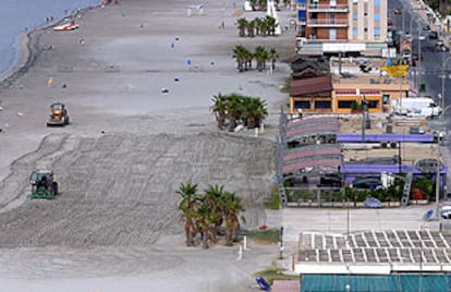 Dos máquinas excavadoras buscan entre la arena de la Gran Playa de Santa Pola la bomba que ETA decía haber colocado en ese lugar.