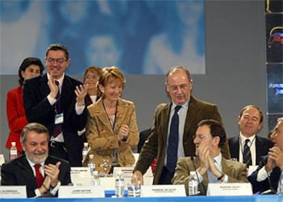 Dirigentes del PP aplauden a Rodrigo Rato ayer tras su intervención en la convención del programa.