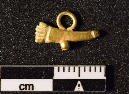 El amuleto fálico de oro encontrado en la excavación de Uncastillo (Zaragoza).