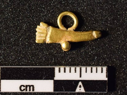 El amuleto fálico de oro encontrado en la excavación de Uncastillo (Zaragoza).