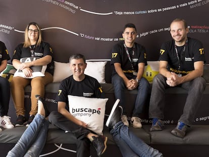 O CEO do site Buscap&eacute;, Sandoval Martins, junto com sua equipe na sede da empresa. 