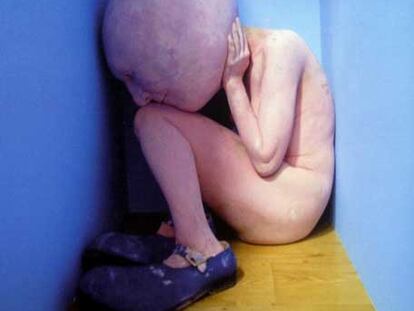 <i>Basement Bunker: Painted Queen Small Blue Room </i>(2003), de Paul McCarthy.