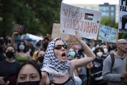 Estudiants protesten al campus de la Universitat George Washington, a Washington D.C. aquest dimarts.