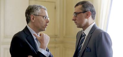 El director general de Alcatel-Lucent, Michel Combes (i), con el presidente de Nokia, Rajeev Suri (d), en el Palacio del Elíseo de París, Francia, ayer martes 14 de abril de 2015.