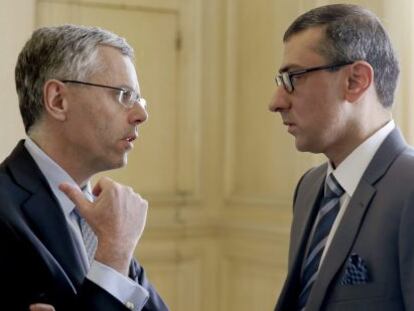 El director general de Alcatel-Lucent, Michel Combes (i), con el presidente de Nokia, Rajeev Suri (d), en el Palacio del El&iacute;seo de Par&iacute;s, Francia, ayer martes 14 de abril de 2015.