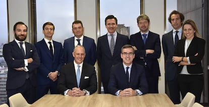 En el centro, sentados, Chris McLernon, consejero delegado de Colliers International en EMEA (izquierda), y Mikel Echevarren, nuevo consejero delegado de Colliers International en España.