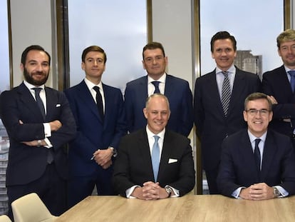 En el centro, sentados, Chris McLernon, consejero delegado de Colliers International en EMEA (izquierda), y Mikel Echevarren, nuevo consejero delegado de Colliers International en España.